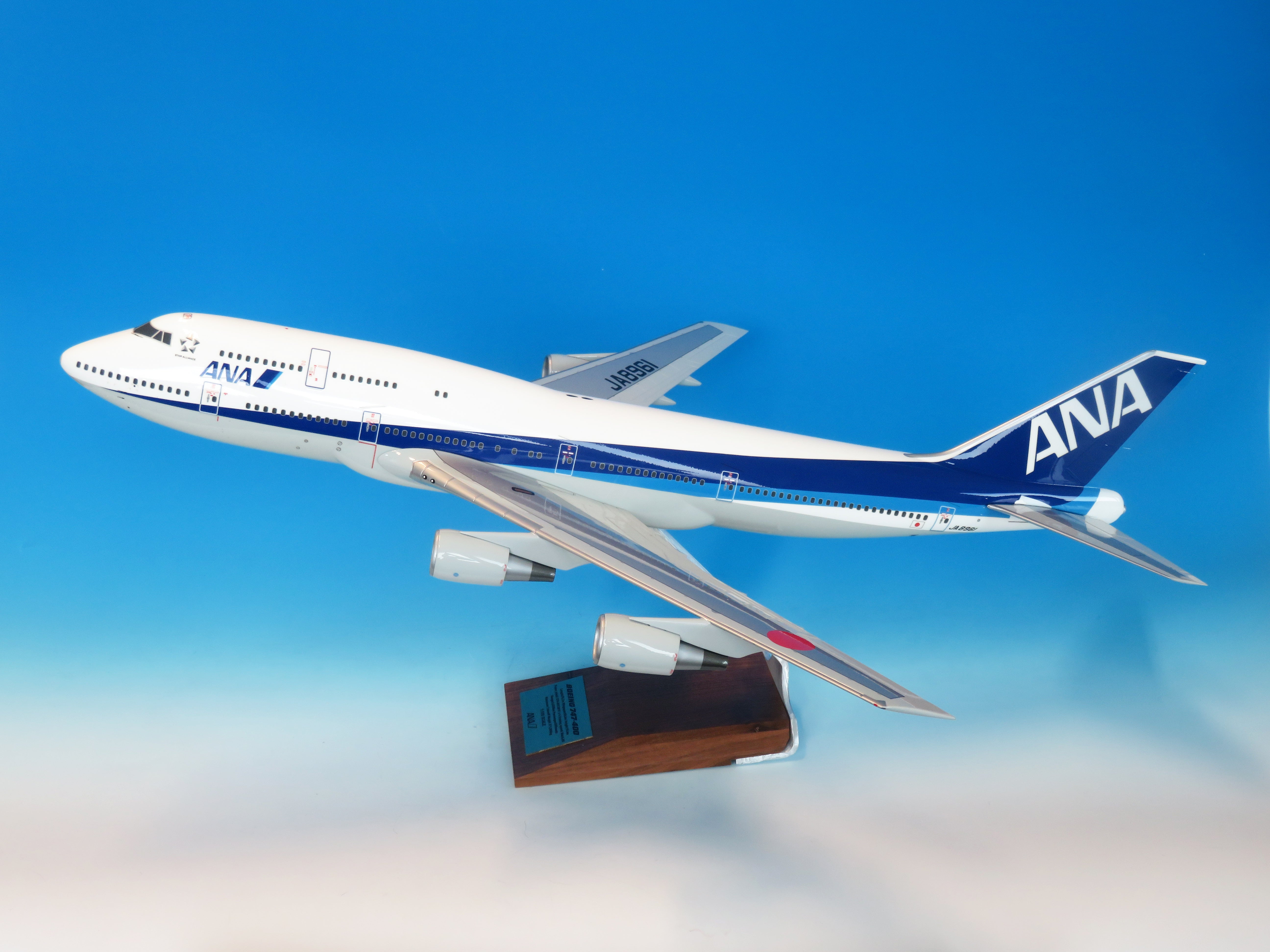 全日空商事 747-400D ANA 全日空 (ｷﾞｱなし、木製台座・ﾌﾟﾚｰﾄつき) JA8961 1/100【2024年12月中旬発売】(ANA20