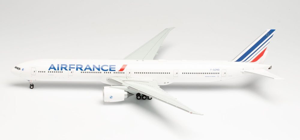 777-300ER エールフランス 2021年新塗装 F-GZND 「La Rochelle／ラ・ロシェル」 1/200 [571784]