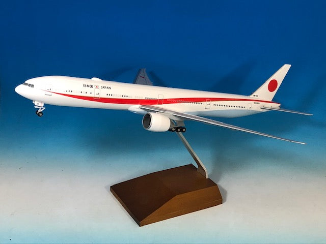 777-300ER 航空自衛隊 日本国政府専用機 2号機 #80-1112 WiFiアンテナ付／木製スタンド付属 1/200 ※プラ製 [80-1112W]