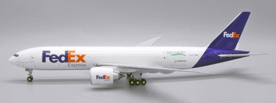 USA運輸会社FedEx A worker of the American FedEx Express delivery seen getting