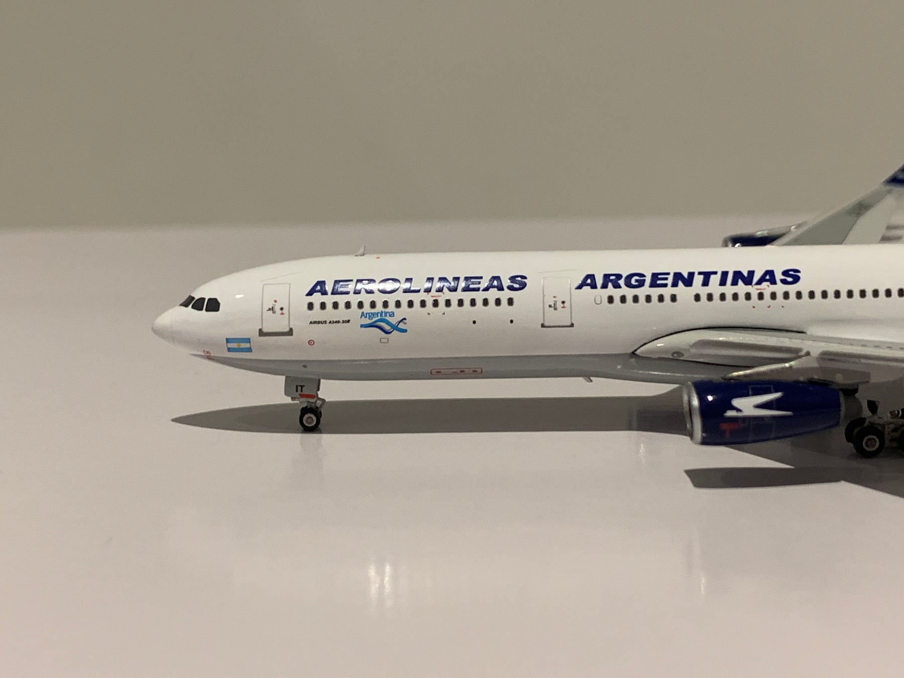 A340-300 アルゼンチン航空 LV-BIT 1/400[11895]