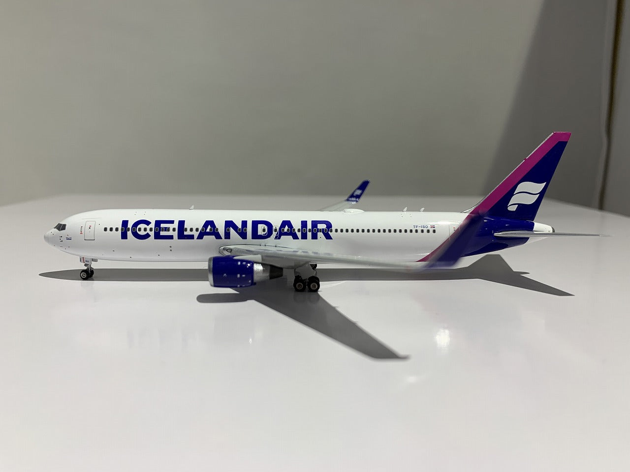 767-300ERw Icelandair “Magenta” TF-ISO 1/400[11911] 