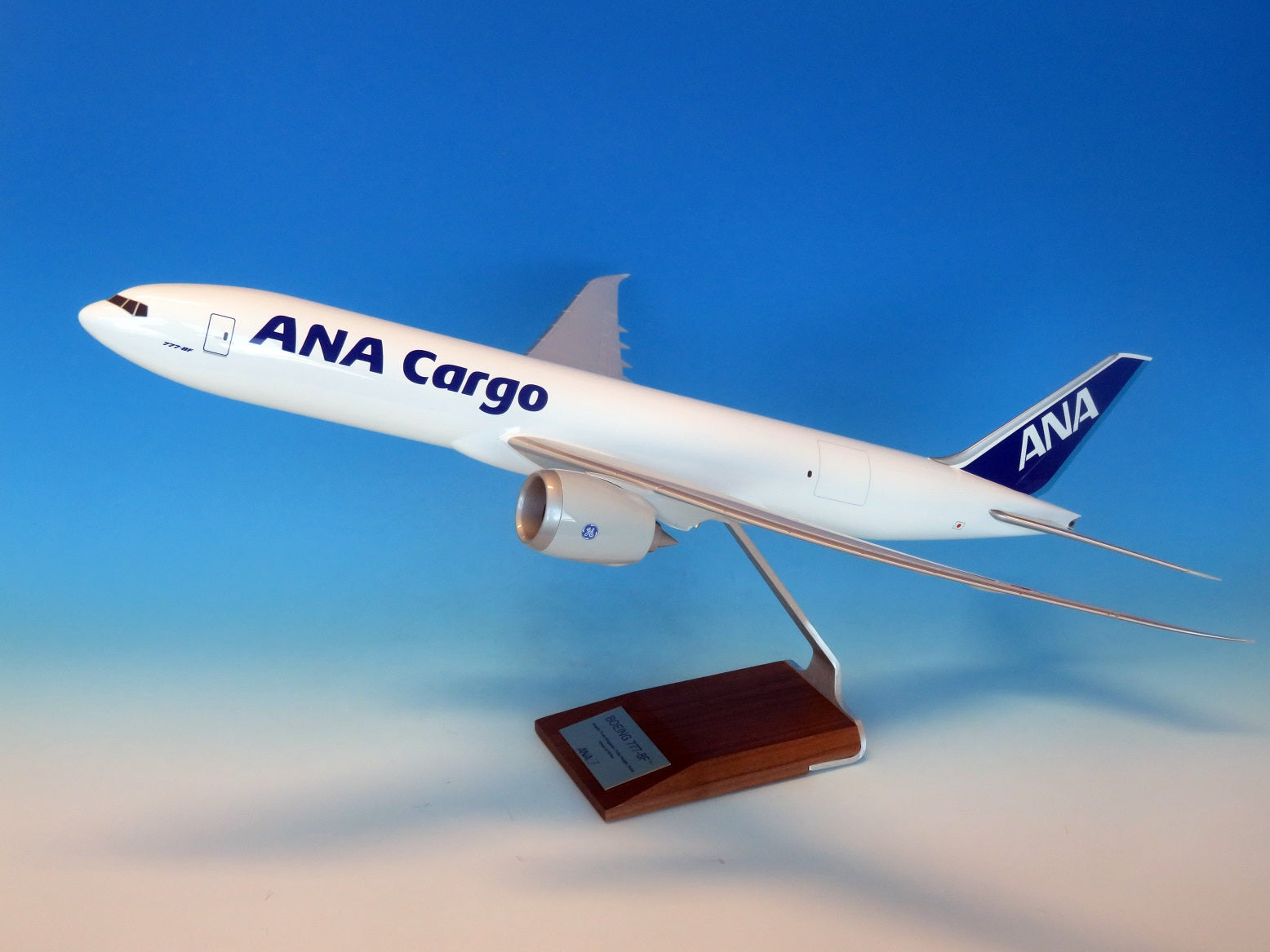 【予約商品】777-8F ANA全日空カーゴ ※木製台座プレート付 1/100 (NH20231107) [NH00113]