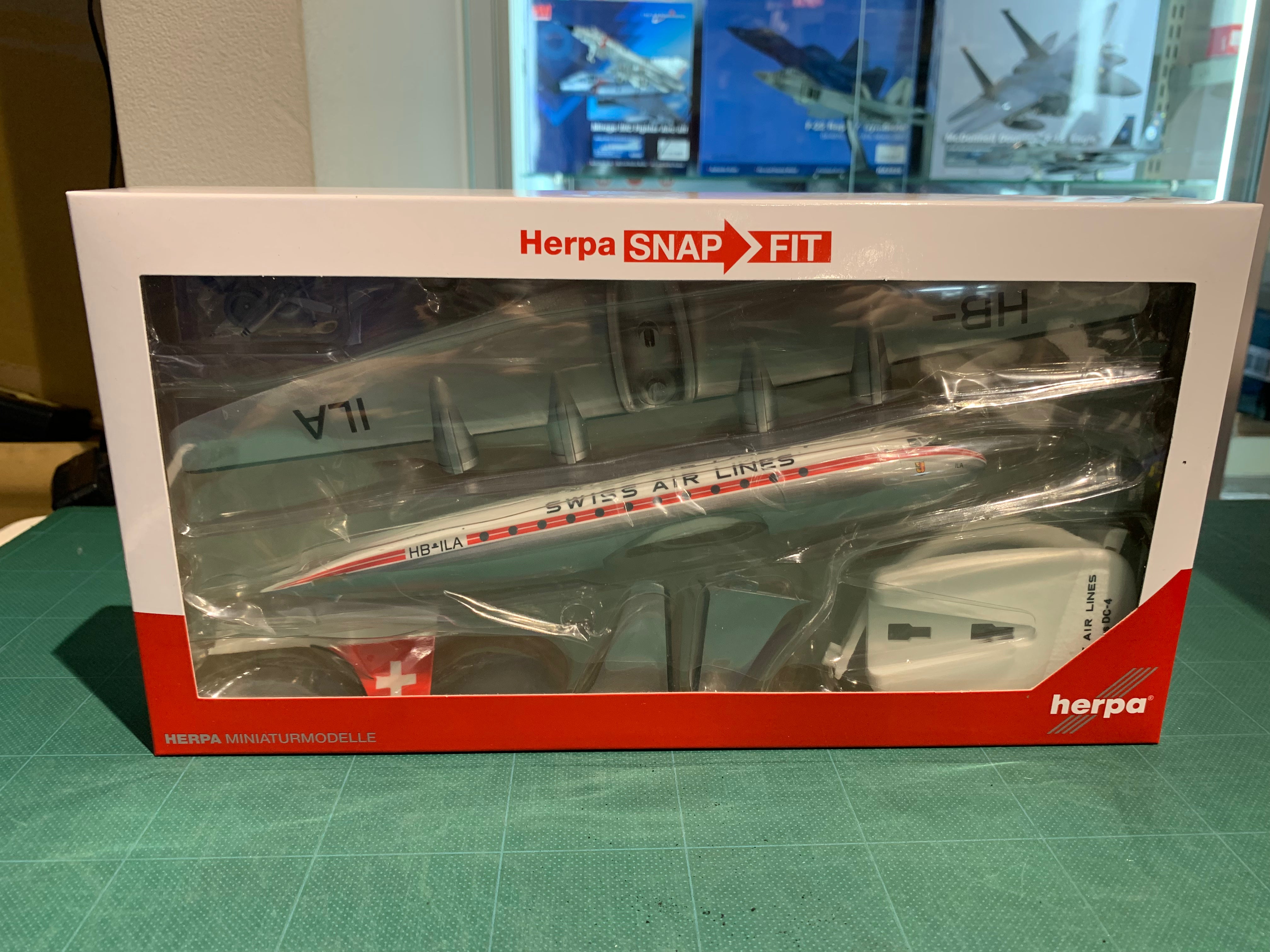 DC-4 Swiss International Air Lines Geneve HB-ILA (assembled snap-in model, stand version, no landing gear) 1/125 [614030] 