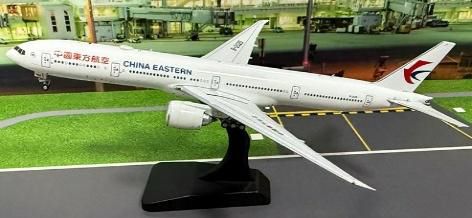 B777-300ER 中国東方航空 マグネット式ランディングギアパーツ付属 B-2025 1/400 [AV4300]