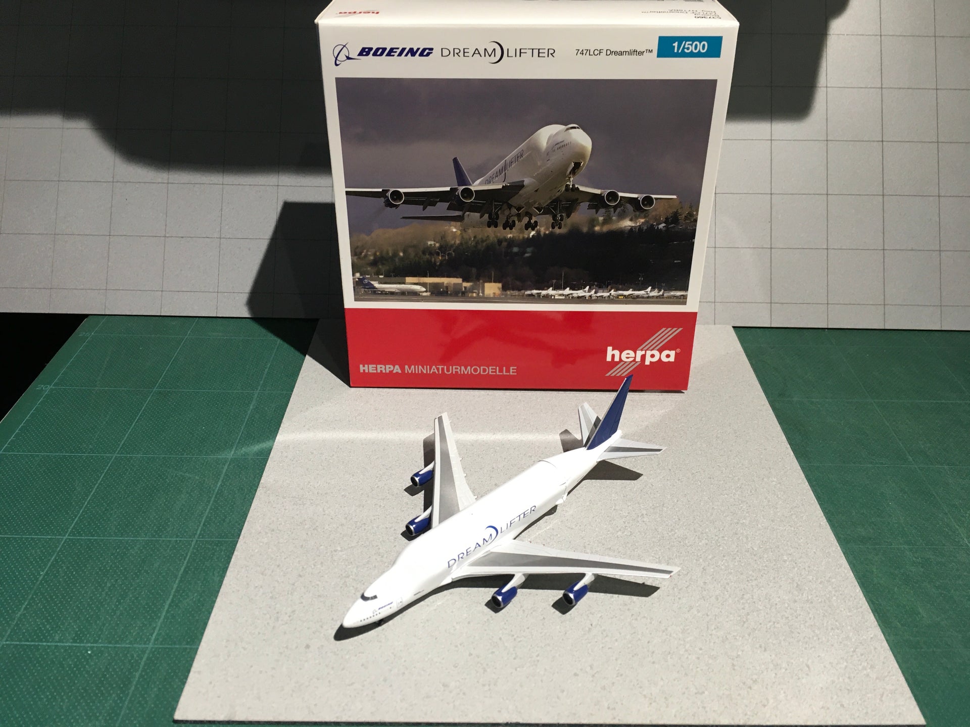 Herpa Wings 747LCFドリームリフター N718BA 1/500[537360]