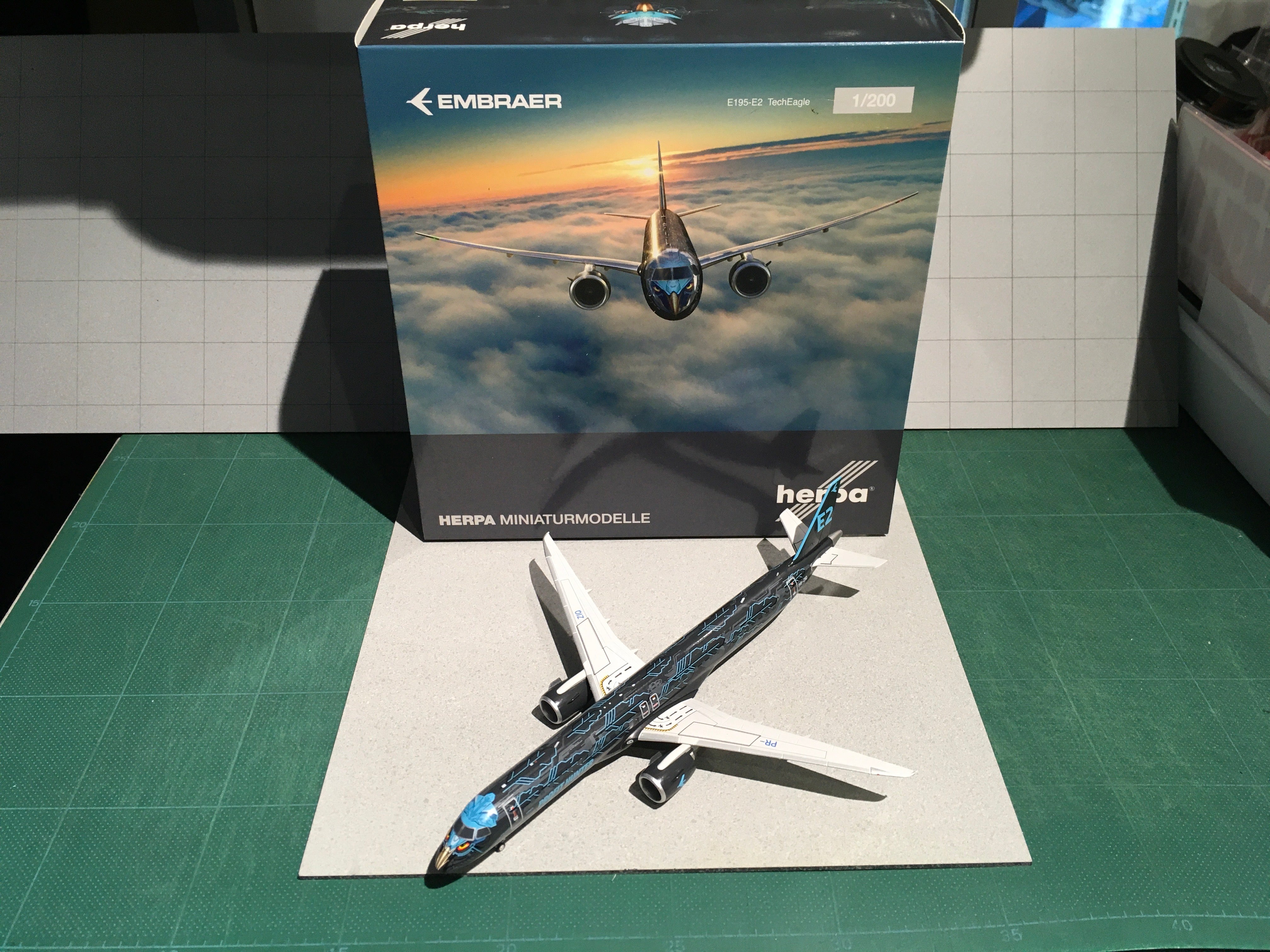 Amazon.com: Herpa 571852 Airbus Embraer E195-E2 TechLion