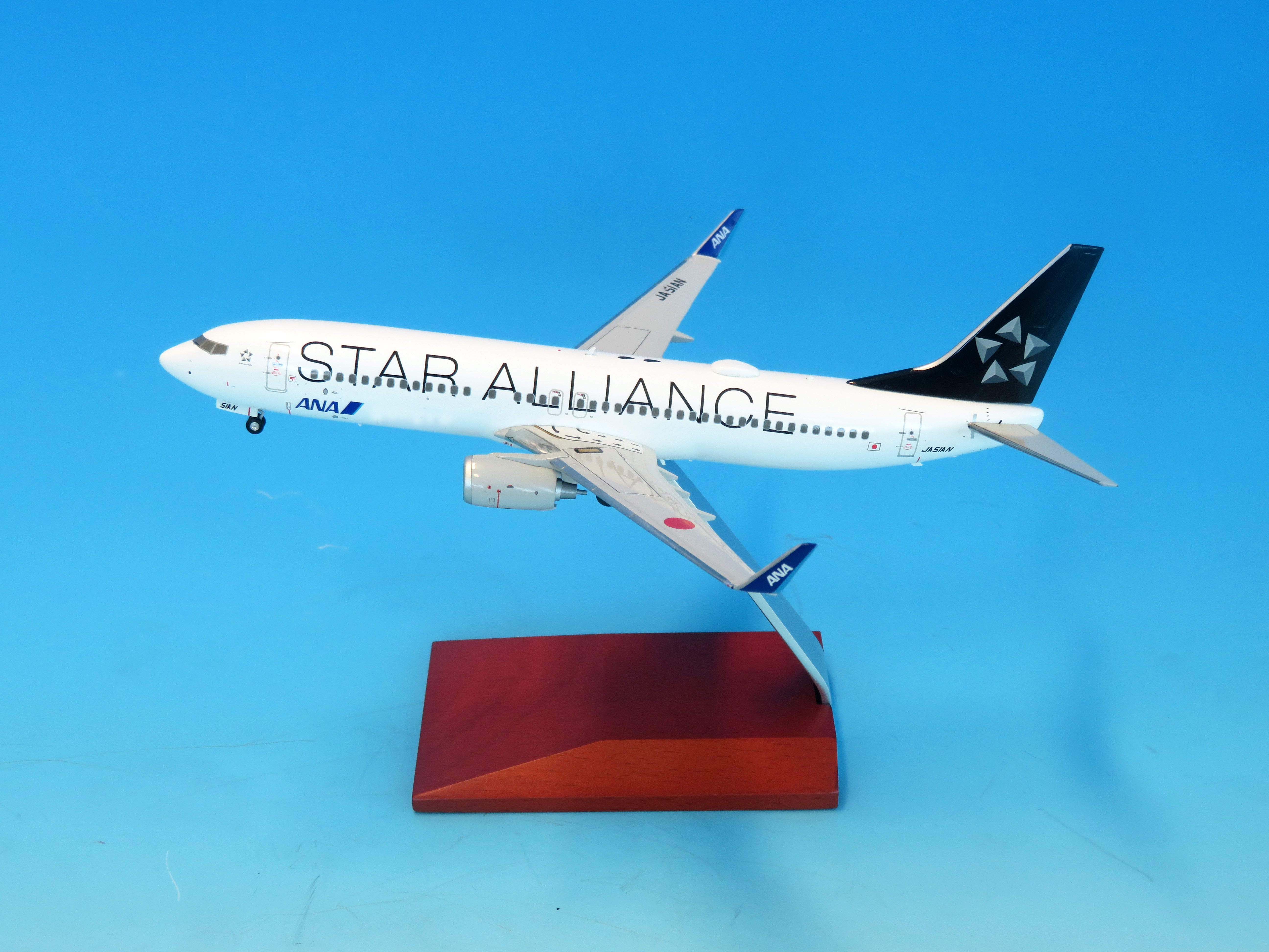 [Pre-order item] 737-800 ANA All Nippon Airways "STAR ALLIANCE paint" die-cast model (with WiFi radome, VHF antenna, and gear) JA51AN 1/200 (ANA20241112) [NH20237] 