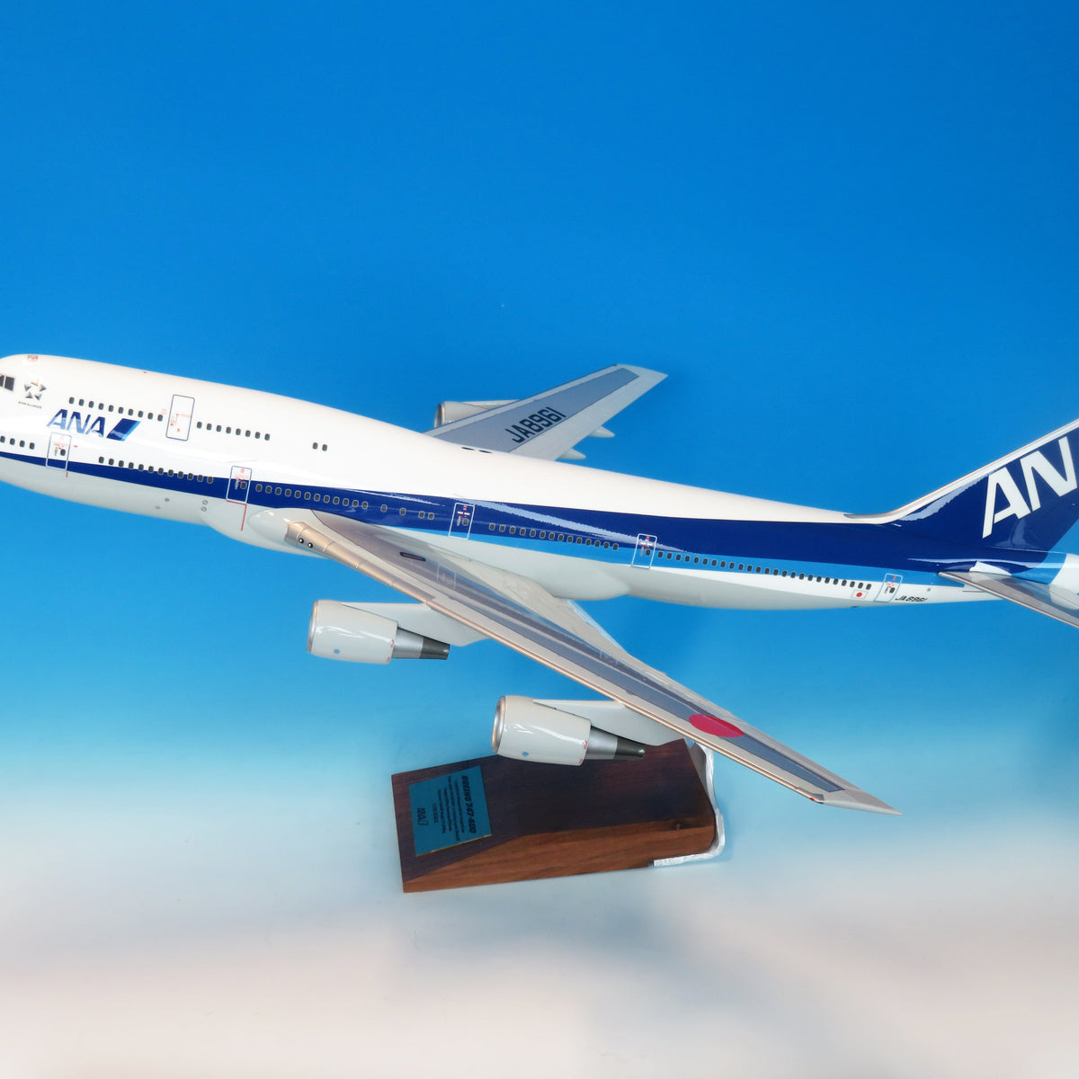 全日空商事 747-400D ANA 全日空 (ｷﾞｱなし、木製台座・ﾌﾟﾚｰﾄつき) JA8961 1/100【2024年12月中旬発売】(ANA20