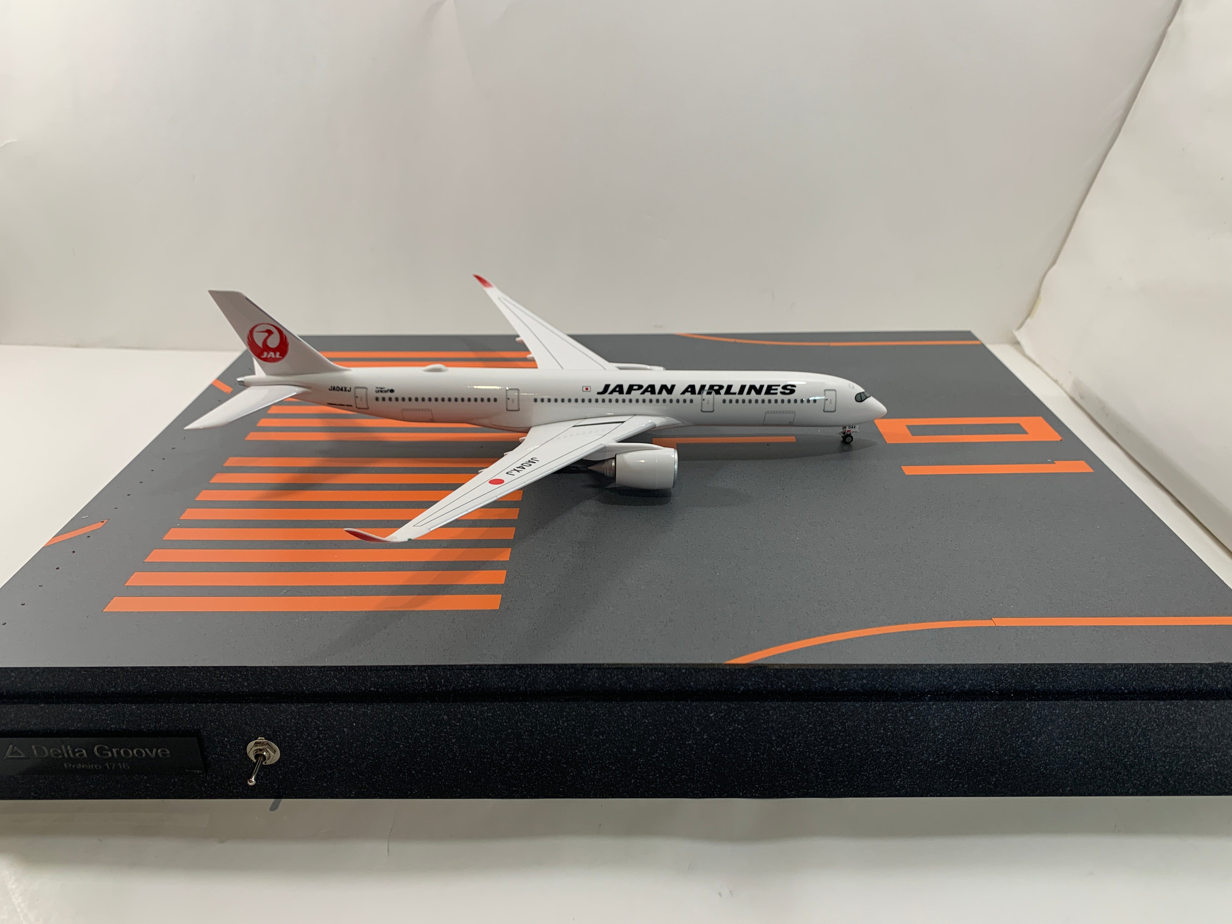 Roteiro Runway New Chitose Airport RWY01L Diorama Fiber Optic Built-in Light-up Set 1/200 [R2-CTS01LXL]