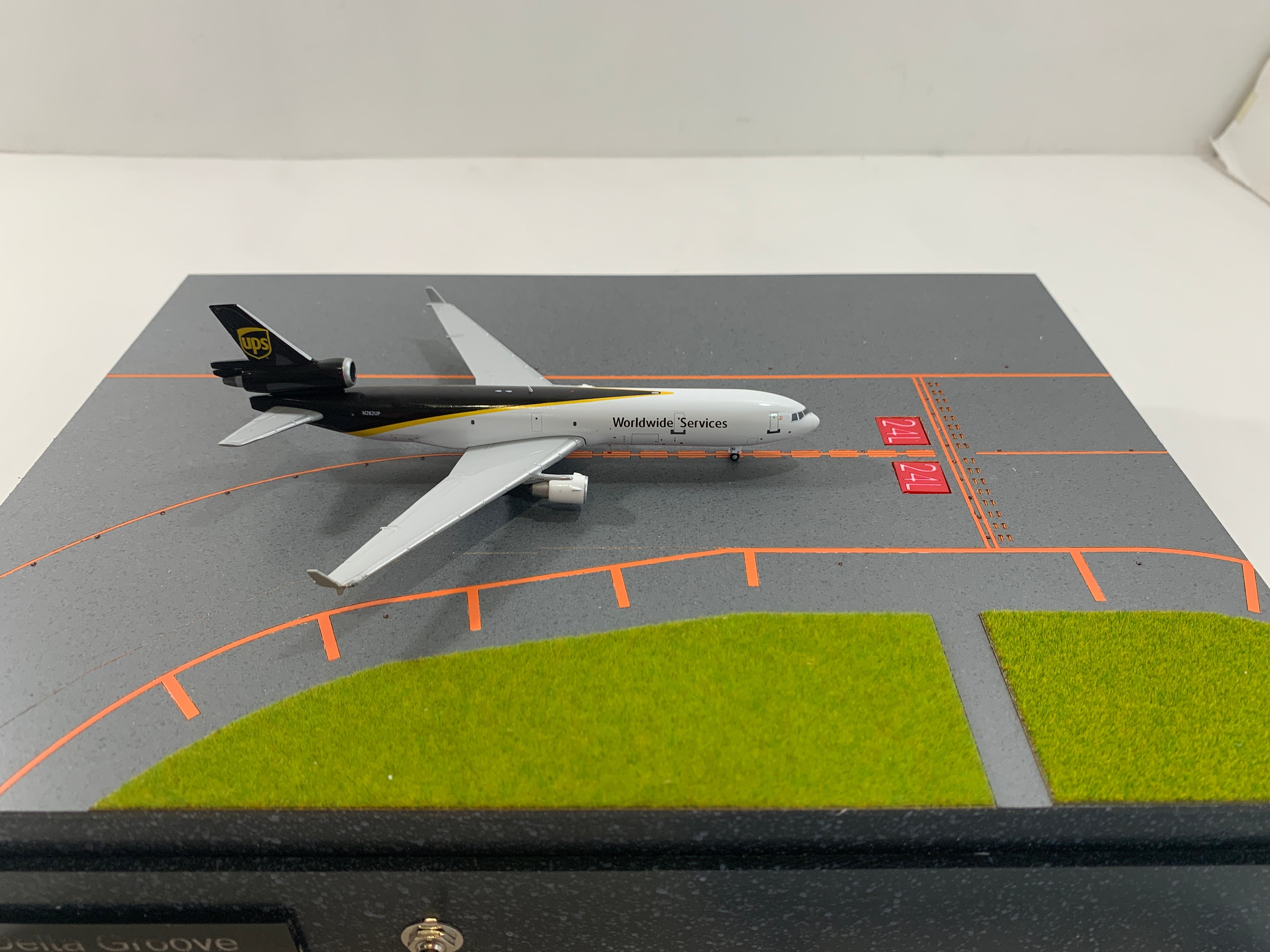 Roteiro Runway Kansai International Airport B Runway RWY24L RHP/Left Side Diorama Fiber Optic Built-in Light-up Set