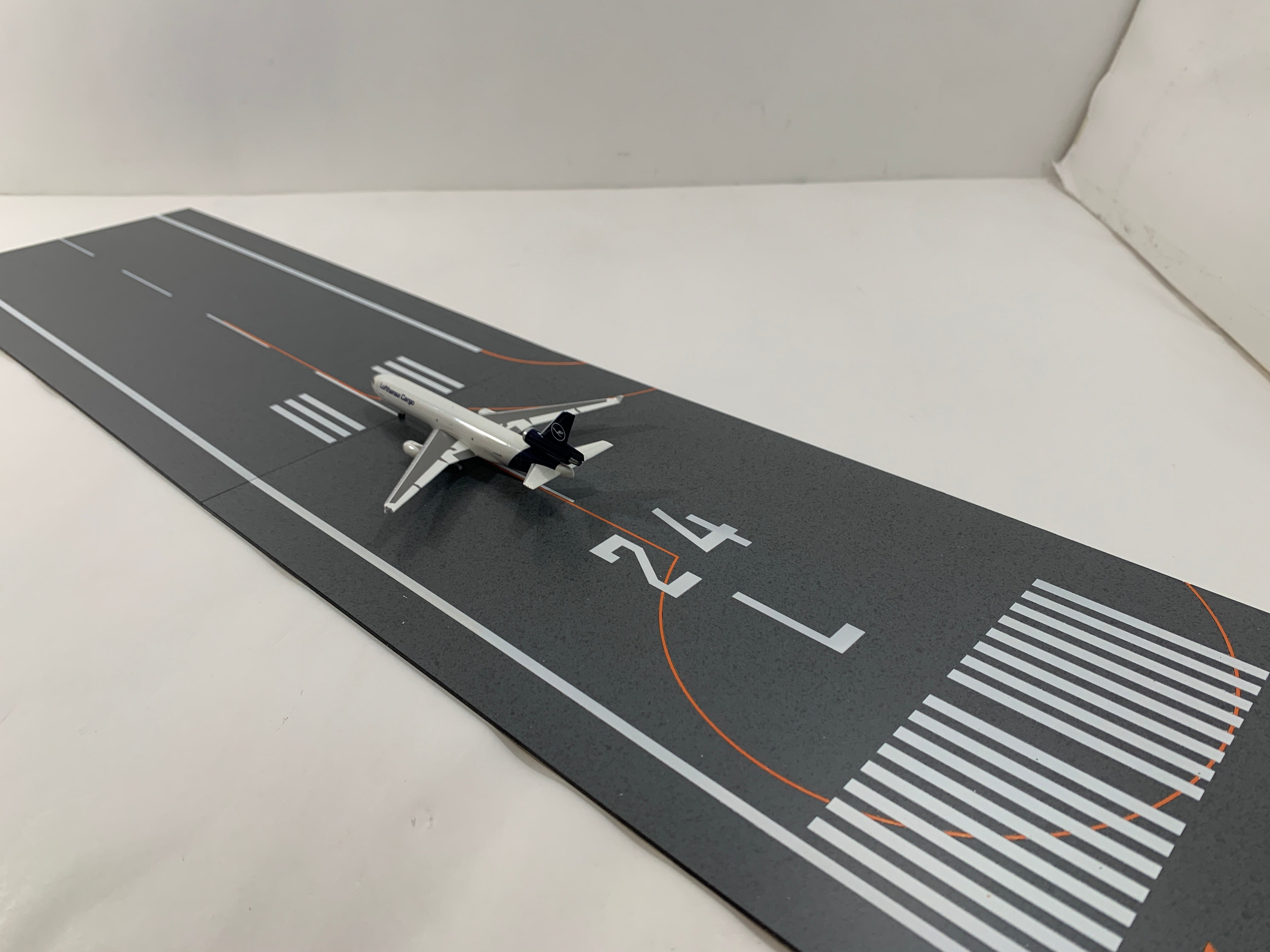 Roteiro Runway Kansai International Airport Runway B RWY24L Set of 2 Acrylic Boards 1/400 [RI2-KIX24LL]