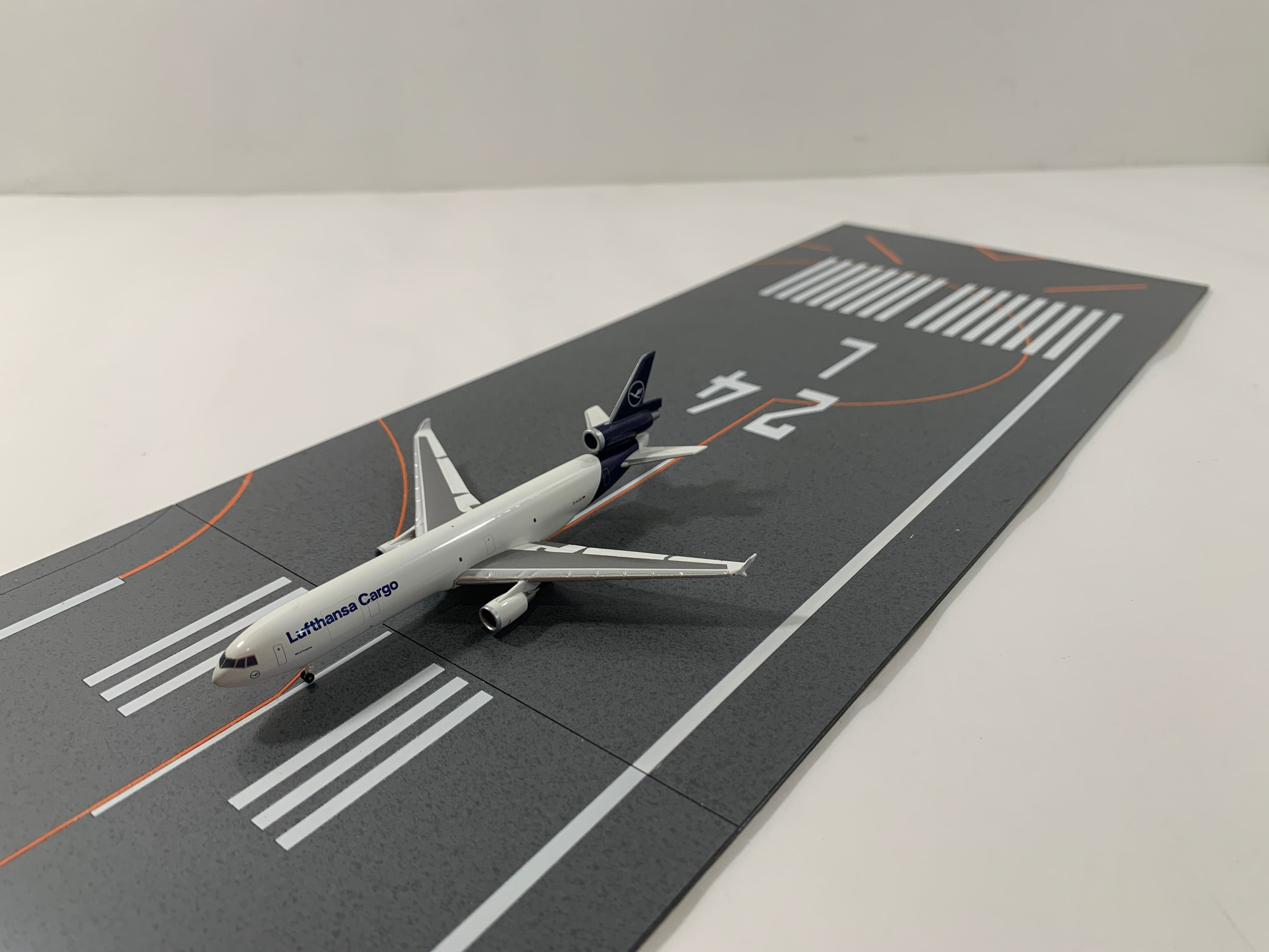 Roteiro Runway Kansai International Airport Runway B RWY24L Set of 2 Acrylic Boards 1/400 [RI2-KIX24LL]