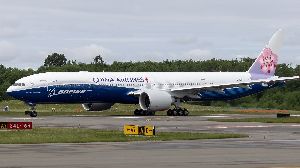 777-300ER China Airlines mixed paint "Boeing House Color/Plum" B-18007 1/400 [04092]