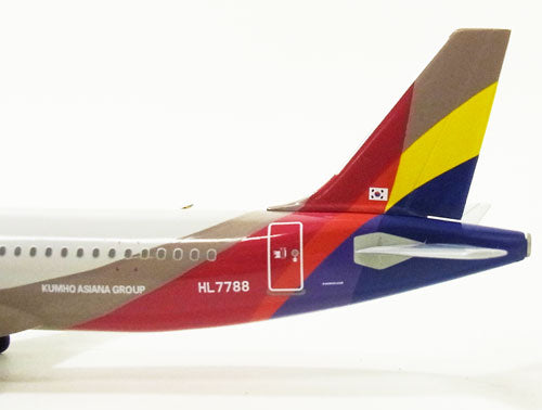 A320 Asiana Airlines HL7788 1/200 (gear &amp; stand included) [0663GR]