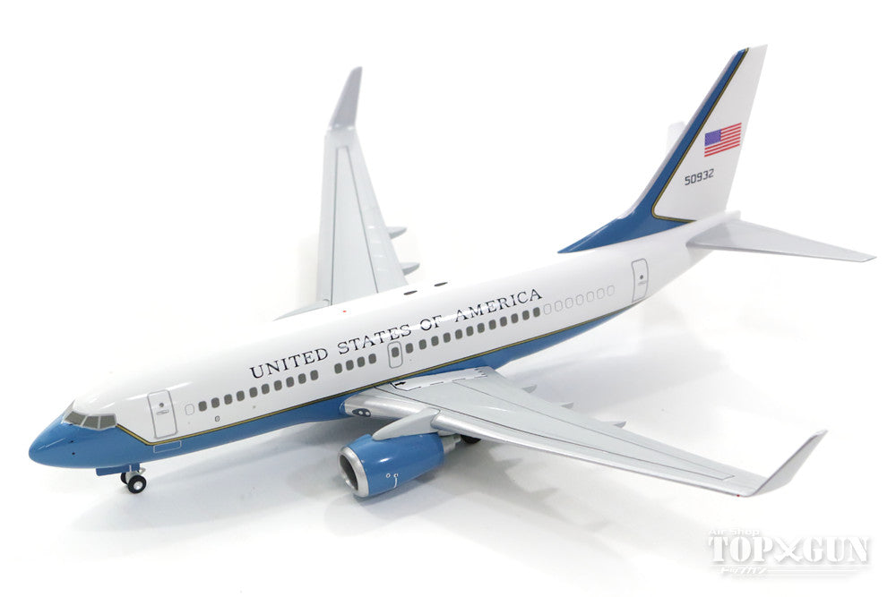 737-700 (C-40) US Air Force (completed model/wooden stand included) 1/200 *Plastic [10154GRMU]