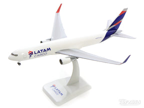 767-300F(貨物機) LATAM航空 (ギア・スタンド付属) 1/200 ※プラ製 [11106GR]