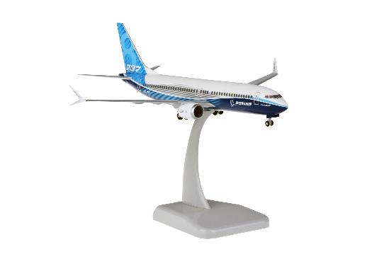 737 MAX 8 Boeing House Color 2019 Version (Gear and Stand Included) 1/200 *Plastic [11267GR]