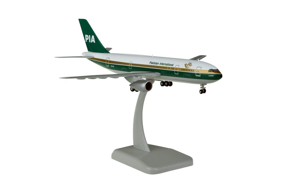 A300B4 Pakistan Airlines old paint (gear and stand included) 1/200 *Plastic/assembly required [11663GR]