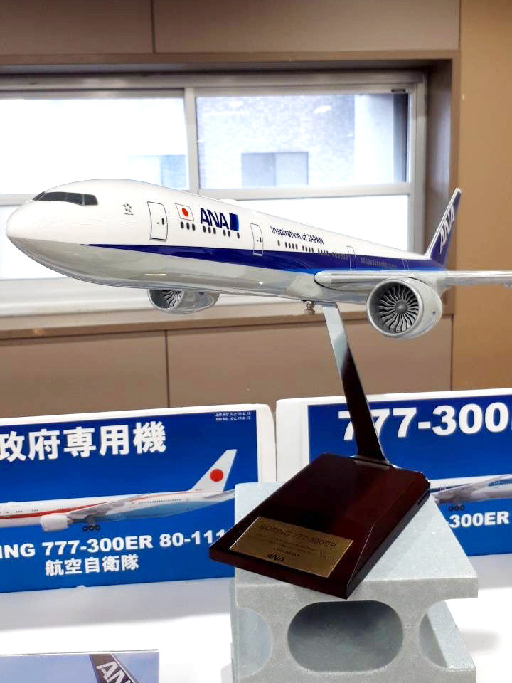 [Pre-order item] 777-300ER ANA All Nippon Airways (without gear/with WiFi radome and wooden base plate) JA795A 1/100 *Made of resin [NH00103]