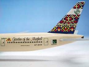 777-300ER パキスタン国際航空 Lahore Garden of the Mughal AP-BHW 1/500 [505307]