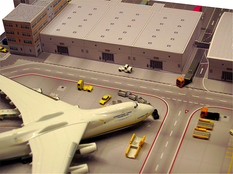 Airport diorama cargo terminal (cardboard assembly kit/with base) 1/500 [526852]