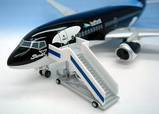 Airport diorama accessories: boarding ramp/with tow truck (80s style) 2-piece set, suitable for medium-sized aircraft, 1/200 scale, plastic [551861]