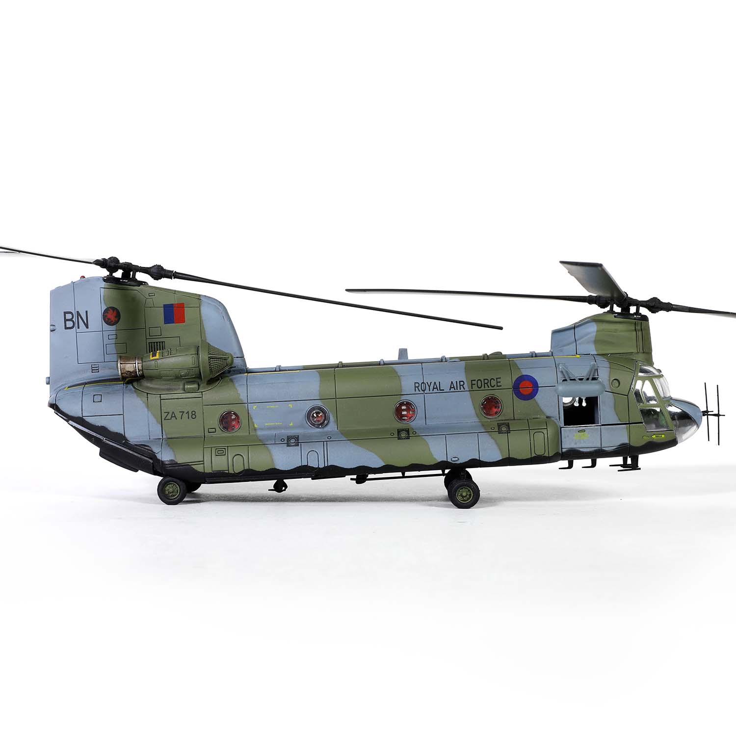 チヌークHC.1（CH-47C） イギリス空軍 第18飛行隊 フォークランド紛争時 1982年 ZA718 1/72 [55704]