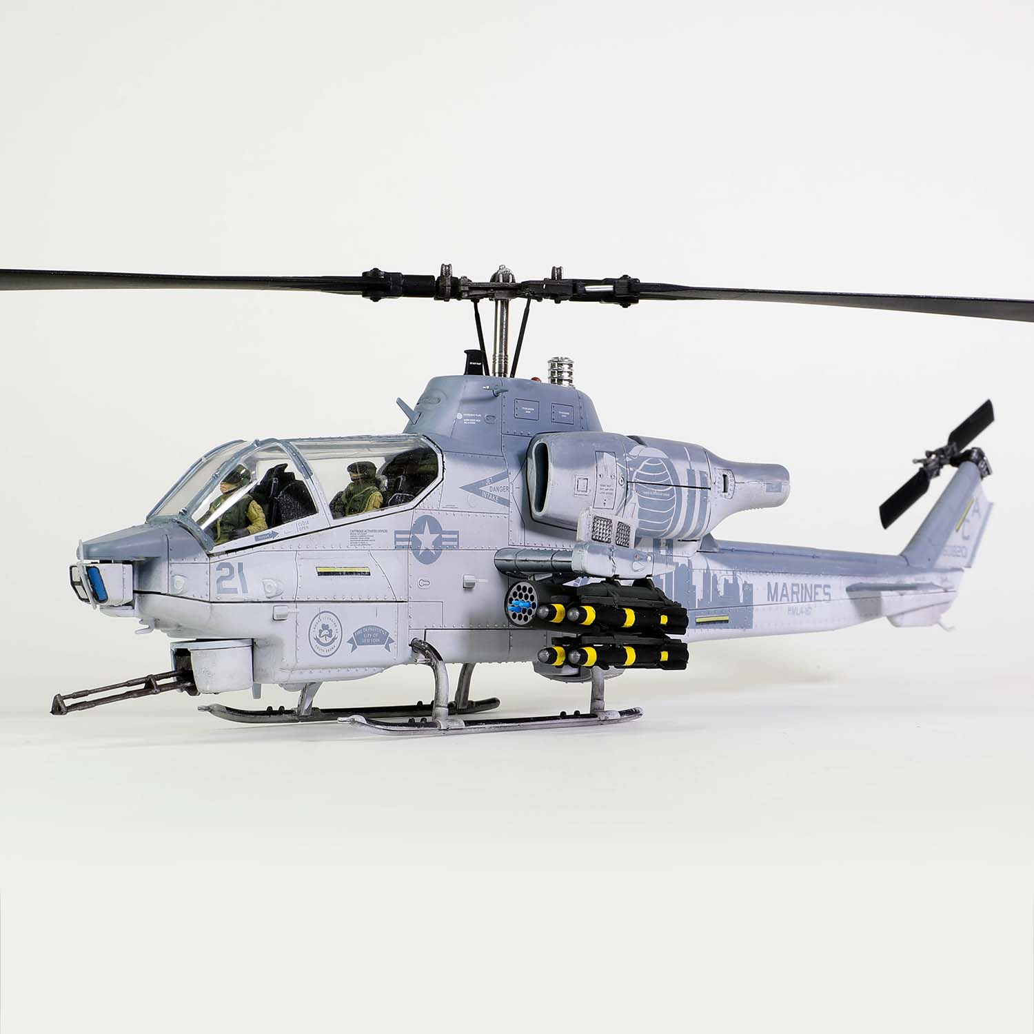 AH-1W アメリカ海兵隊 第169海兵軽攻撃ヘリコプター飛行隊「ヴァイパーズ」 特別塗装「ニューヨーク市消防局9.11」 不朽の自由作戦時 キャンプ・バスティオン基地 アフガニスタン 2012年12月 SN21/#160820 1/48 [55709]