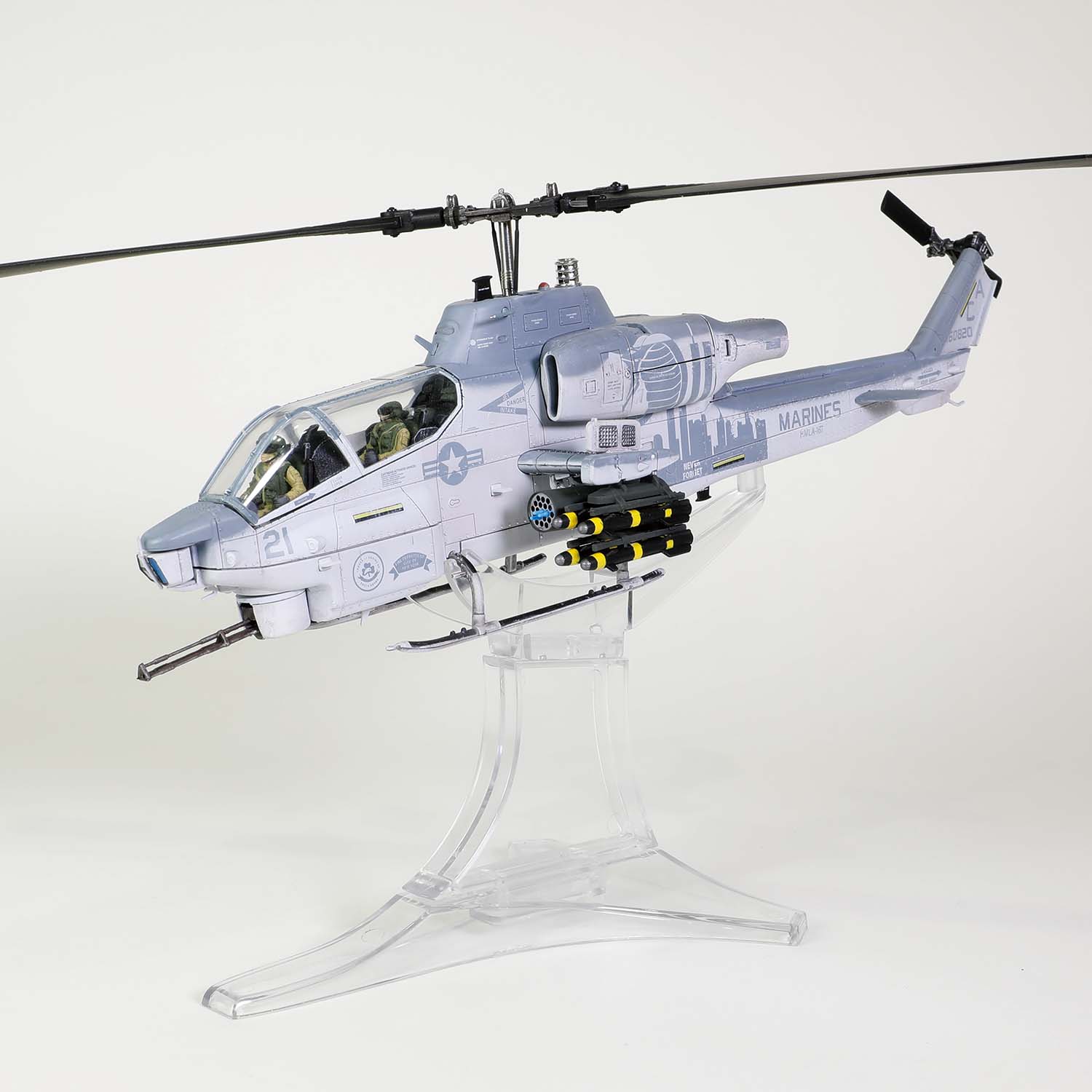 AH-1W アメリカ海兵隊 第169海兵軽攻撃ヘリコプター飛行隊「ヴァイパーズ」 特別塗装「ニューヨーク市消防局9.11」 不朽の自由作戦時 キャンプ・バスティオン基地 アフガニスタン 2012年12月 SN21/#160820 1/48 [55709]