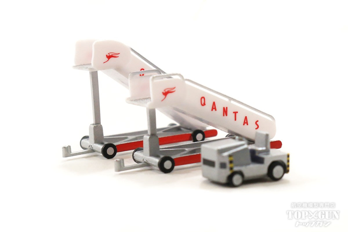Herpa Wings カンタス航空 ヒストリック タラップ車 x 2、牽引車 x1