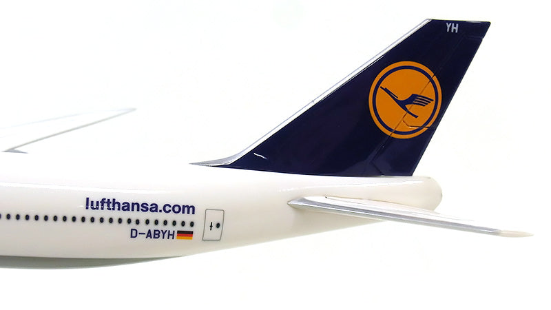 747-8i Lufthansa (Snap-in model, stand version, no landing gear) D-ABYH 1/250 *Plastic [610001]