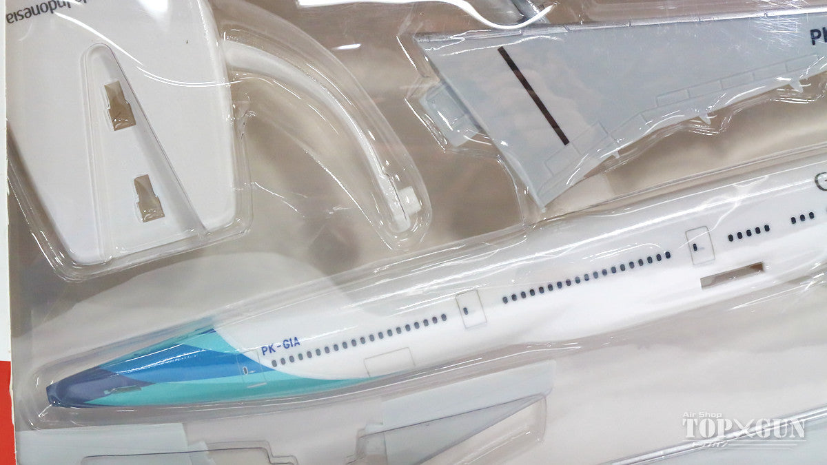 777-300ER Garuda Indonesia (Snap-in model, stand version, no landing gear) PK-GIA 1/200 *Plastic [611169]