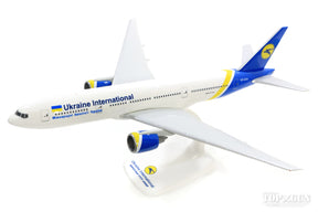 777-200 ウクライナ国際航空 UR-GOA （スナップインモデル・スタンド仕様・ランディングギアなし） 1/200 ※プラ製 [611992]