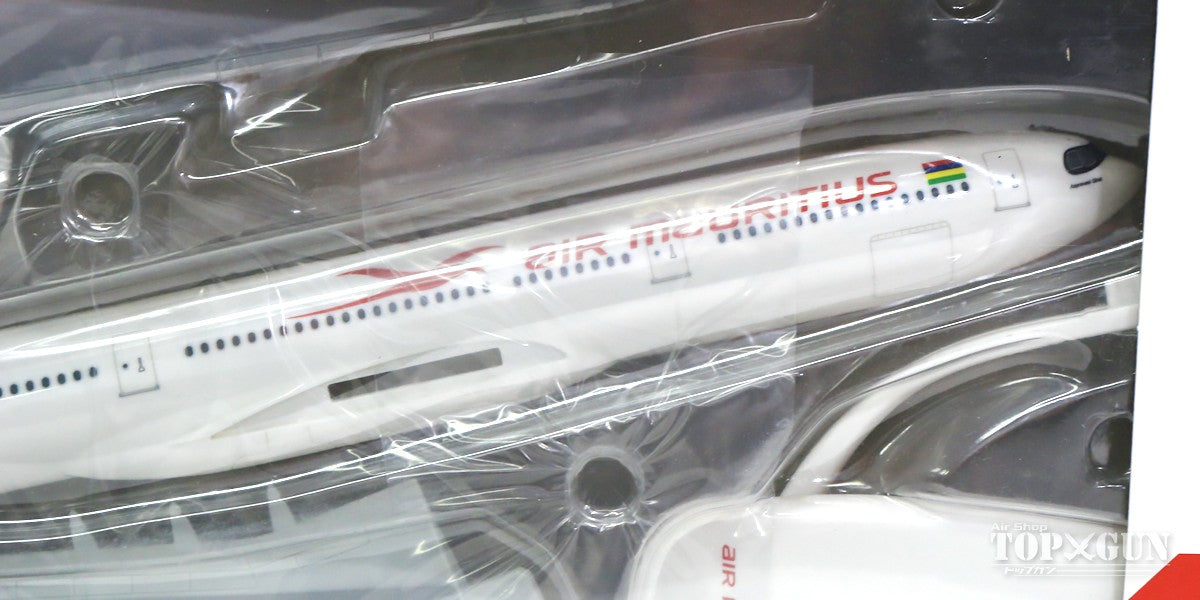 A330-900neo Air Mauritius 3B-NBU "Aapravasi Ghat" (Snap-in model, stand version, no landing gear) 1/200 *Plastic [612623]