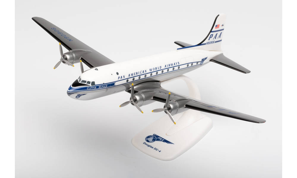 DC-4 Pan American Airways "Clipper Munich" N90906 (Snap-in model, stand version, no landing gear) 1/125 *Plastic [612784]