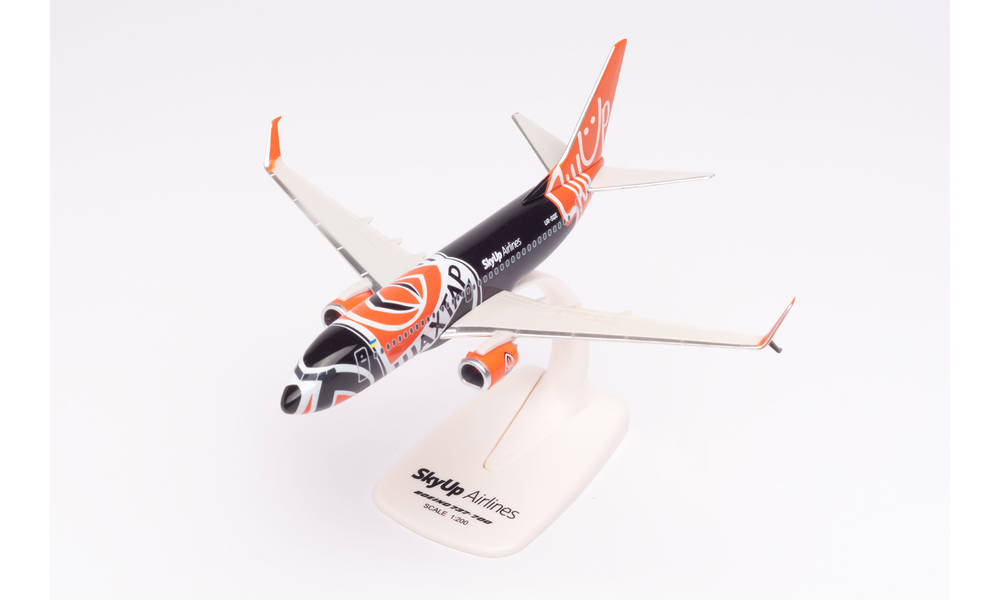 737-700 スカイアップ航空 UR-SQE 「Shaktar Donetsk」 (スナップインモデル・スタンド仕様・ランディングギアなし) 1/200 ※プラ製 [613170]