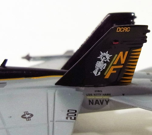 F/A-18C アメリカ海軍 第27戦闘攻撃飛行隊「ロイヤルメイセス」航空団司令（CAG）機 99年 NF200 1/200 [7891]