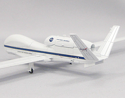 ノースロップ・グラマンRQ-4Bグローバルホーク NASAアメリカ航空宇宙局 ドライデン飛行研究センター エドワーズ基地・カリフォルニア州 1/200 ※新金型 [AV200003]