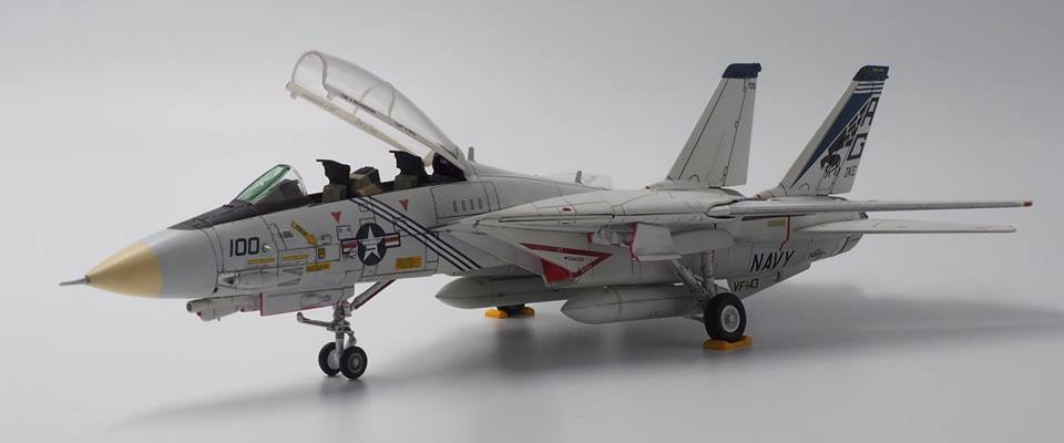 F-14A アメリカ海軍 第143戦闘攻撃飛行隊 「ピューキンドッグス」 88年 #162692/AG100 1/72 [CA721405]