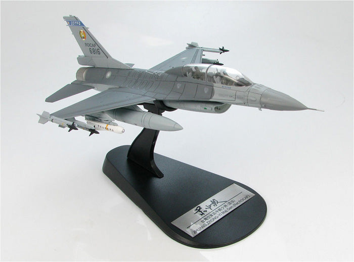 F-16B (two-seater) Republic of China Air Force 455th Tactical Fighter Squadron 23rd Fighter Squadron Chiayi Air Base (with signature plate of Major General Zhuang Zhong Yi) #6816 1/72 [HA3812]