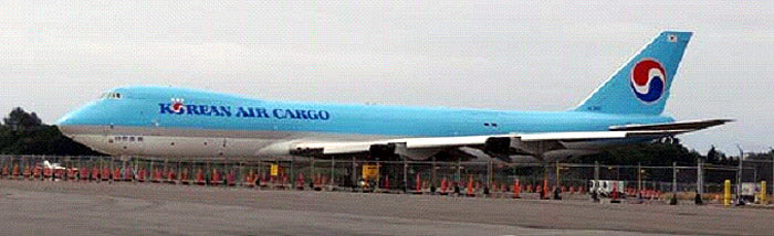 747-8F（貨物型） 大韓航空 地上状態主翼 HL7610 1/400 [KE7478]