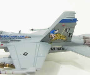 F/A-18D（複座型） アメリカ海兵隊 第225全天候戦闘攻撃飛行隊「バイキングス」 隊長機 90年代 CE01 1/200 [WA22103]