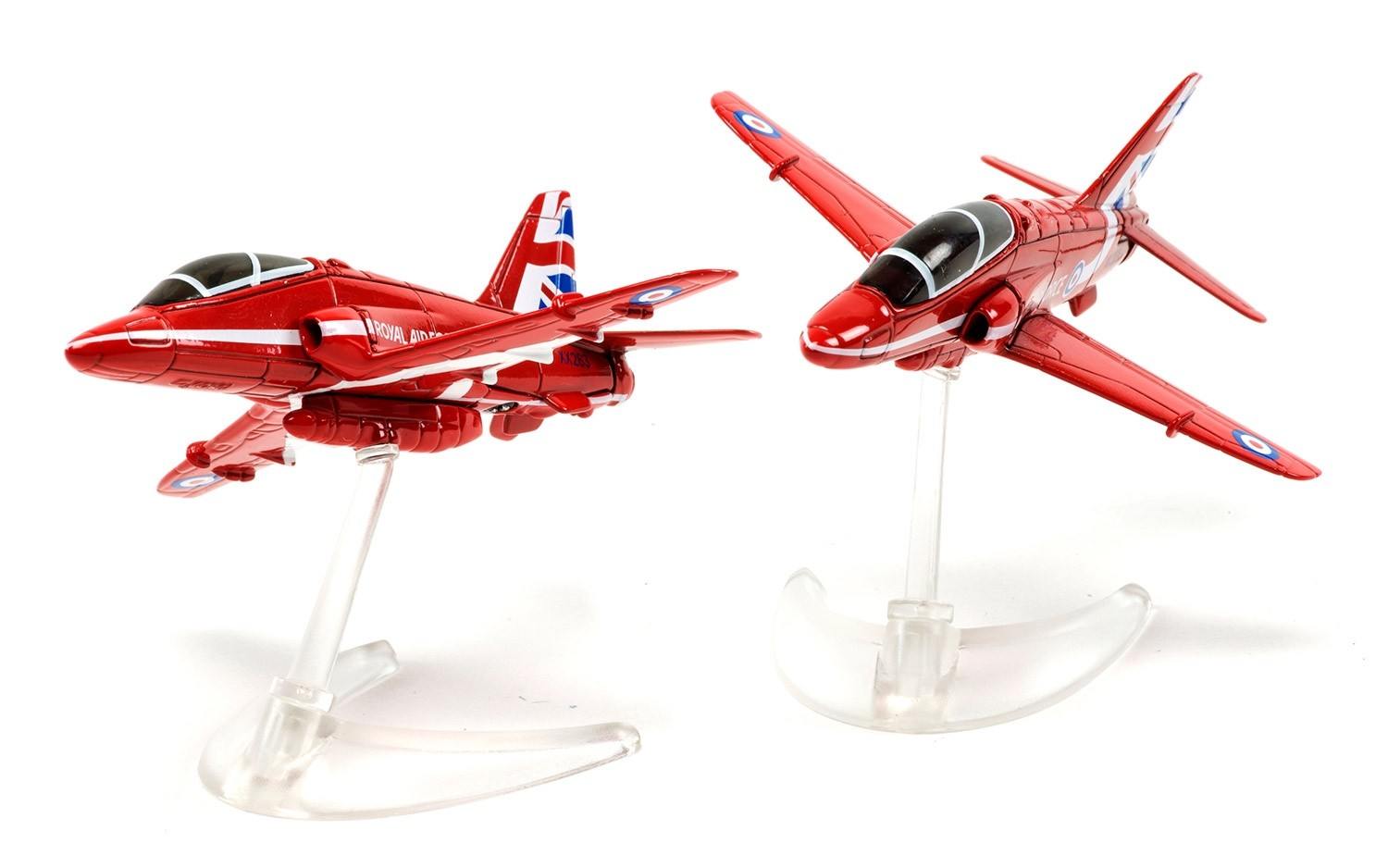 BAeホークT.1 イギリス空軍 アクロバットチーム 「レッドアローズ」 2機セット※BOXパッケージ (ギアなし/スタンド専用モデル) [CS90687]