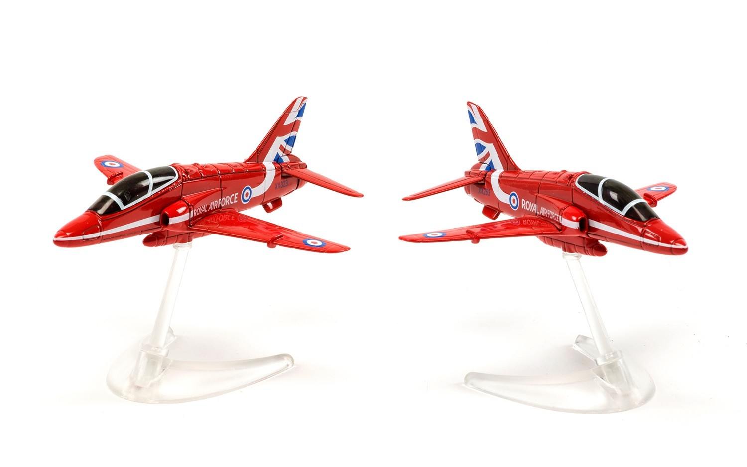 BAe Hawk T.1 Royal Air Force Acrobatic Team "Red Arrows" 2-piece set *Box package (no gear/stand-only model) [CS90687]