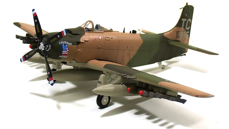 A-1H Skyraider South Vietnam Air Force 514th Fighter Squadron "Lieutenant America" ​​(preserved aircraft) 1975 #139665 1/72 [HA2910]