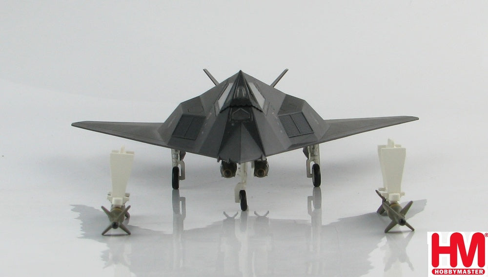 F-117A アメリカ空軍 第49作戦航空群 第7戦闘飛行隊 「スクリーミン・デーモンズ」 コソボ紛争時（ユーゴ軍が撃墜） 99年3月27日 #82-806 1/72 [HA5805]