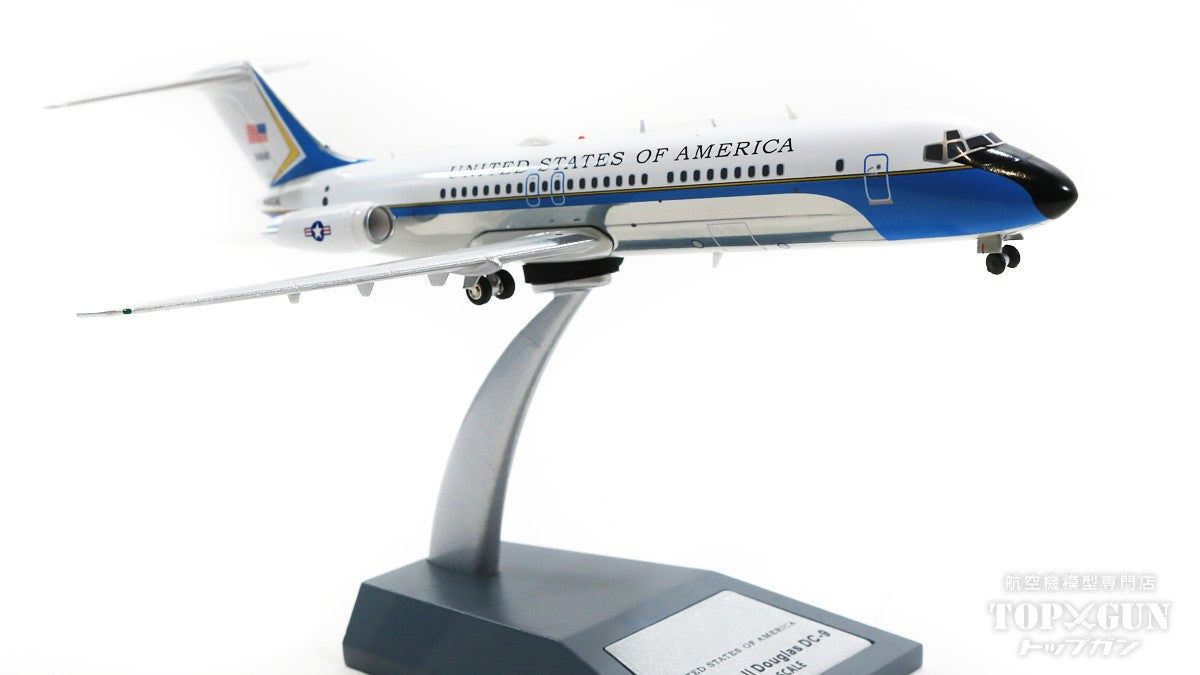 VC-9C (DC-9-32) US Air Force N681AL with stand 1/200 [IFVC9USAF81]