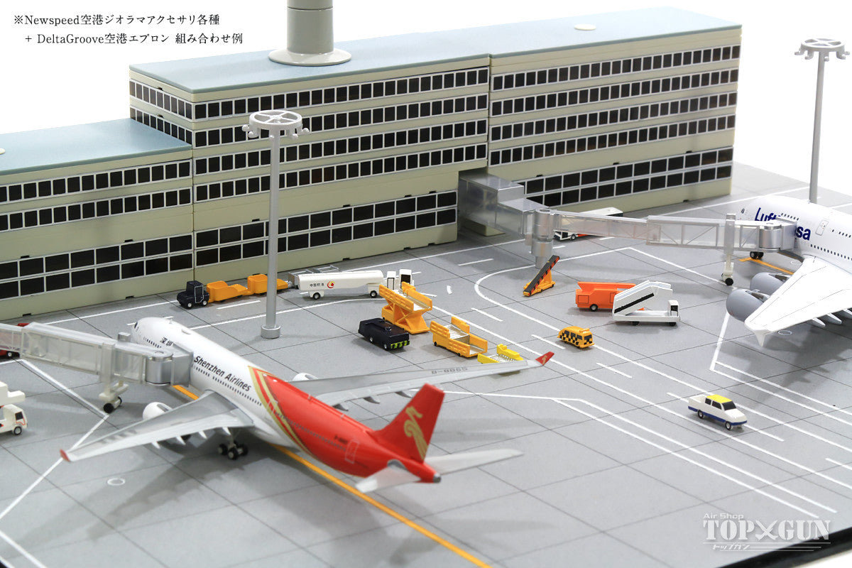 Airport diorama set of 4 boarding bridges (ICBC) and 4 parking lot lighting towers 1/400 [Art004b]