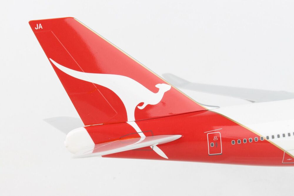 747-400 Qantas Airways donated to HARS MUSEUM VH-OJA (gear/stand included) 1/200 *Plastic [SKR1026]